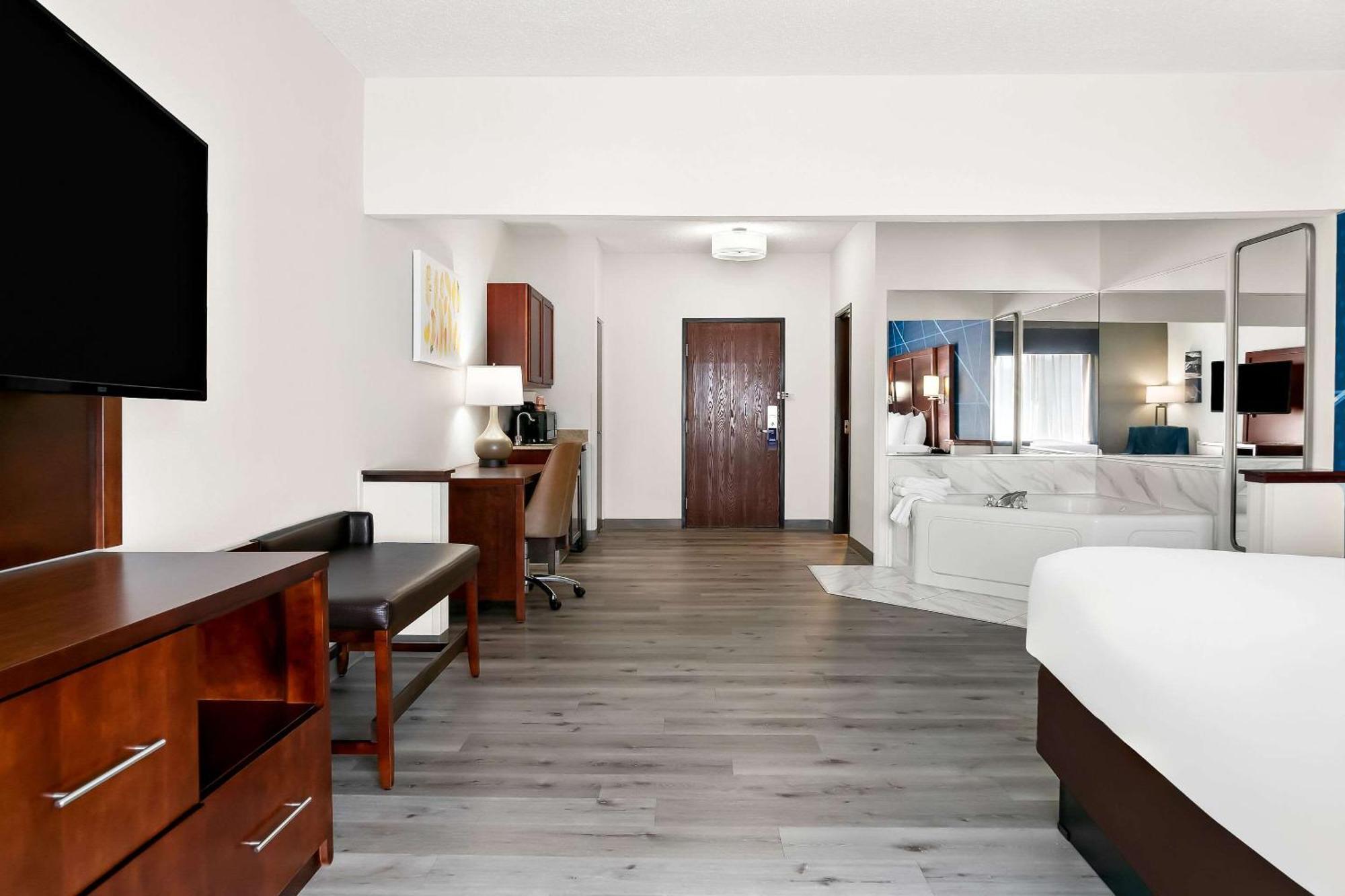 Comfort Suites Southfield-Detroit Экстерьер фото